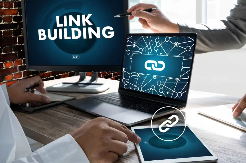 La pantalla de un ordenador muestra la inscripción «link building» con el símbolo del enlace